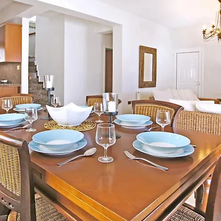 In Sleeps 6 With Pool And Air Con Paralimni