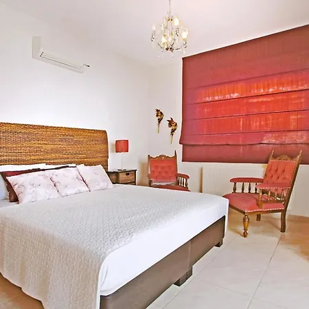 Villa In Sleeps 6 With Pool And Air Con Paralimni