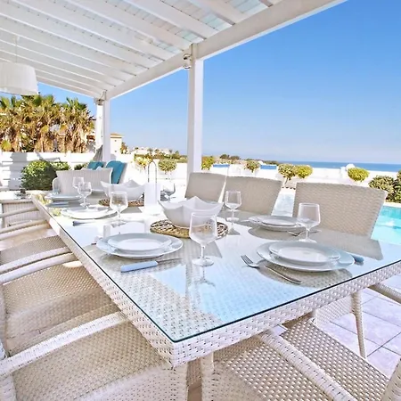 In Sleeps 6 With Pool And Air Con *