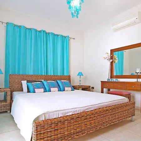 In Sleeps 6 With Pool And Air Con