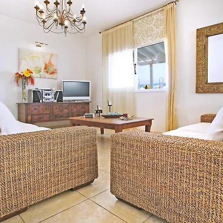 Villa In Sleeps 6 With Pool And Air Con