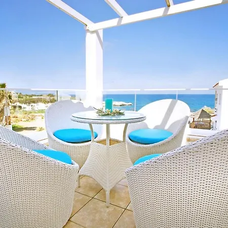 Villa In Sleeps 6 With Pool And Air Con