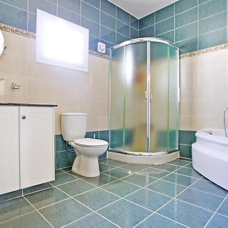 In Sleeps 6 With Pool And Air Con Villa Paralimni